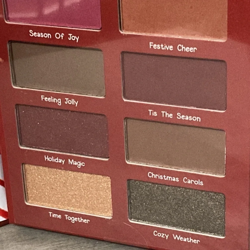 WINNIE THE POOH EYESHADOW CHRISTMAS HOLIDAY PALLETTE with MIRROR